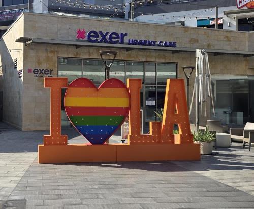 I Heart LA Sign (Graphic - Opens in an overlay)